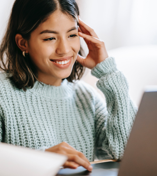 Woman smiling in fornt of a computer